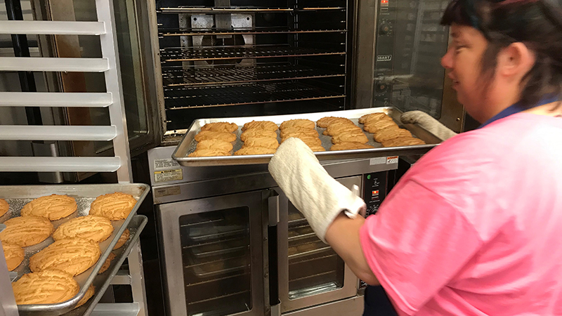 Michigan Volunteers “Treat” Customers with Cookies for a Cause