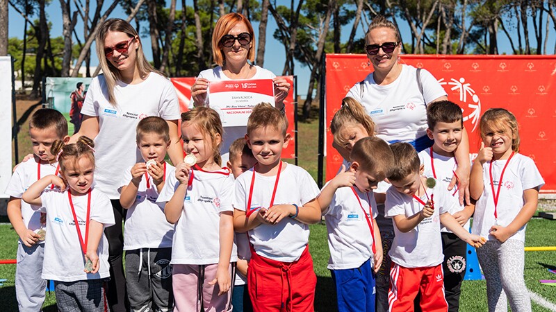 Zana (second from left) and Biljana (right) stand with students. 