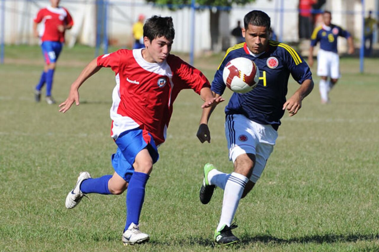 600x400-copa-2011-two-footballers-chase-ball.jpg