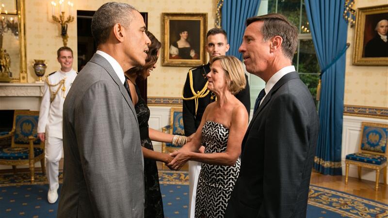 Arne Sorenson speaks to President Barack Obama at the White House.