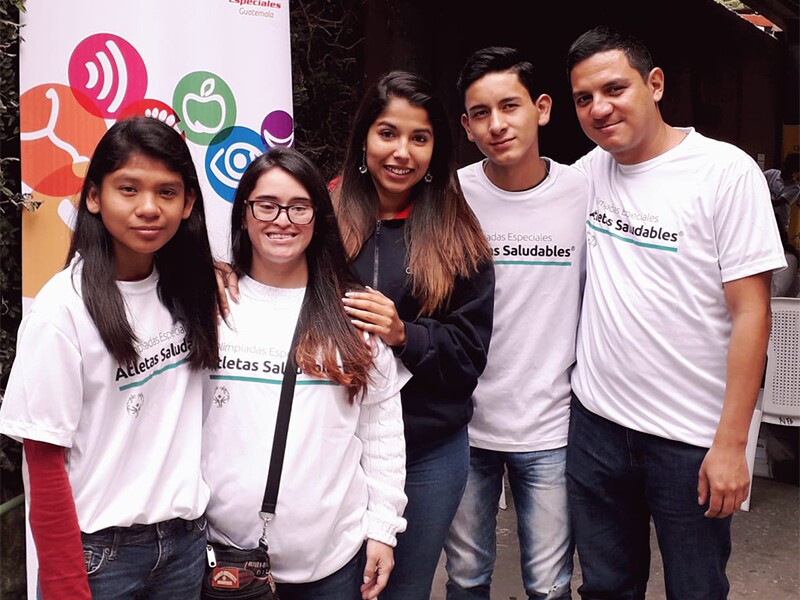 Diana junto a los atletas de Olimpiadas Especiales Guatemala.