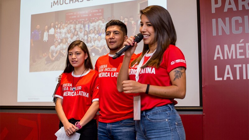 Diana López junto a Jóvenes Líderes en la Cumbre Regional de Liderazgo Juvenil 2020.