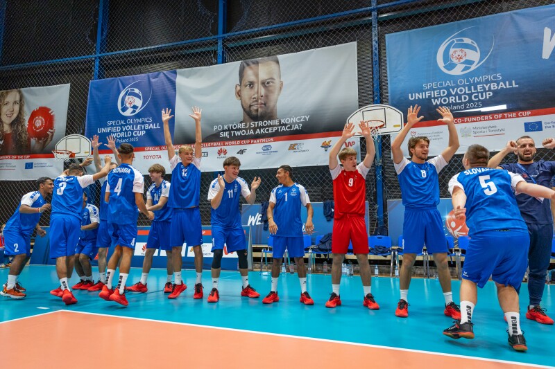 Šimon Jakuš and Team Slovakia jump up and cheer