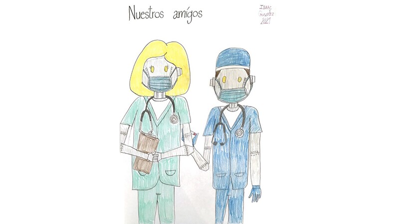 Una doctora robot y un doctor robot, vestidos con sus batas de quirófano y mascarillas.