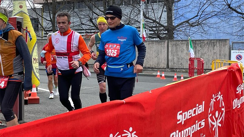 Simone Perona and other athletes in a race running.