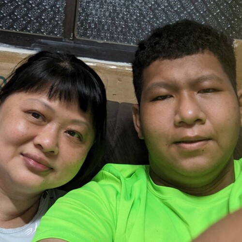 Tsai Tsung Hung and his mother, Li, take a selfie together