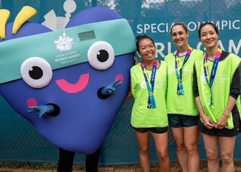 Tennis players pose for photo with World Games mascot