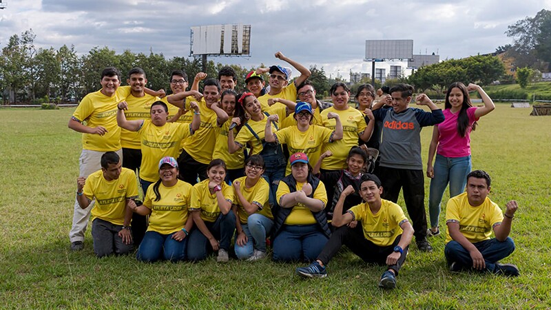Diana, con atletas de Olimpiadas Especiales Guatemala, juntos por un mundo más inclusivo.