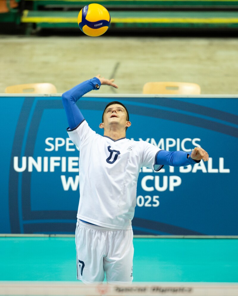 Saša spikes a ball during a game