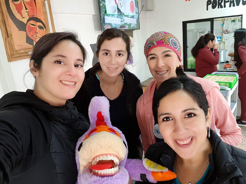 Dra. Camila (izquierda), junto a parte de su equipo médico.