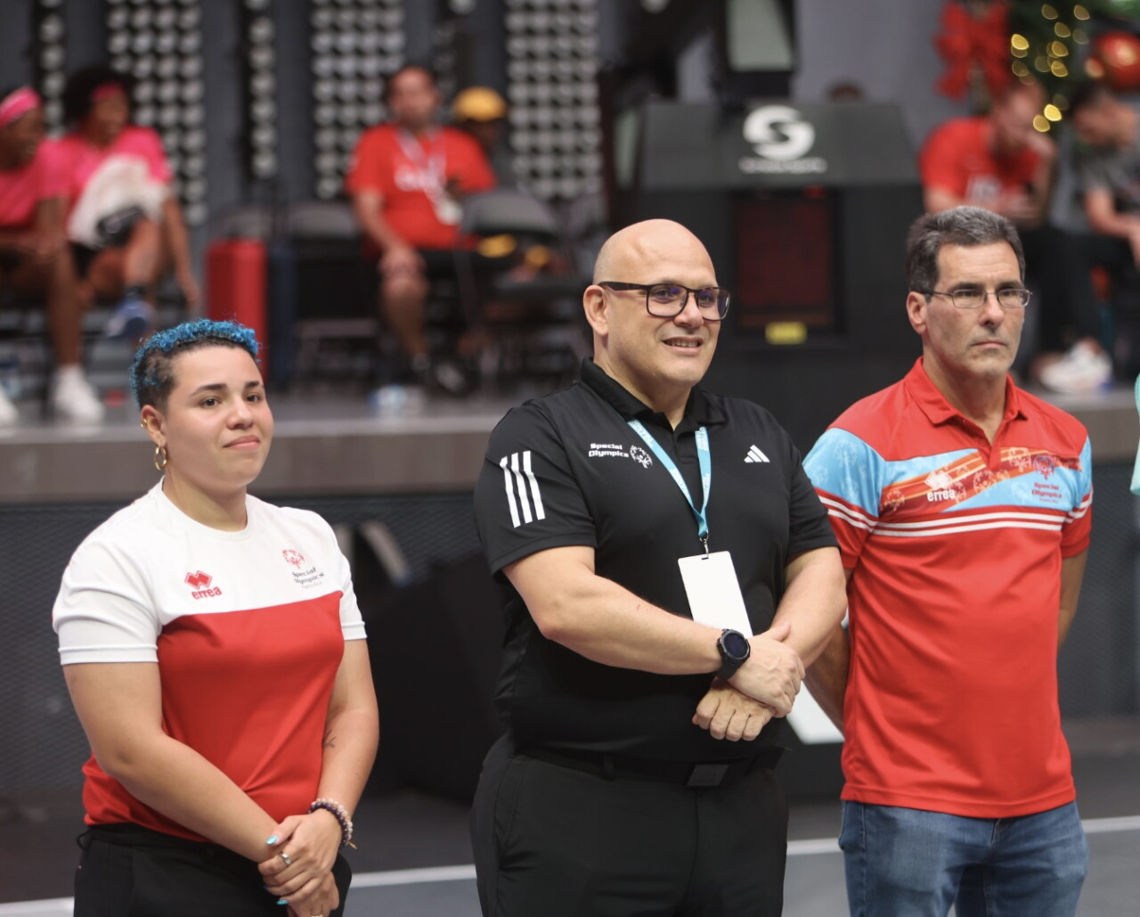 Una mujer y dos hombres durante evento de anuncio de Copa Unificada de Baloncesto 3x3 - Miembros de Olimpiadas Especiales América Latina y Special Olympics Puerto Rico