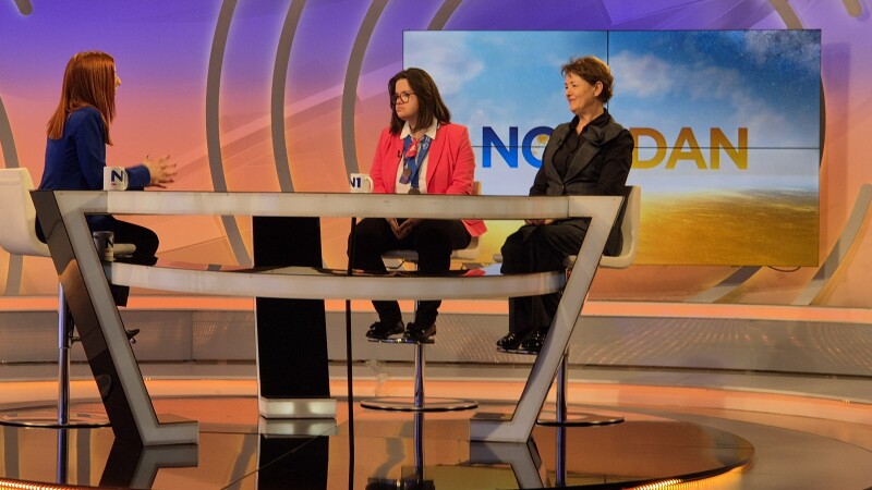 Una atleta hablando con una periodista en un programa de televisión.