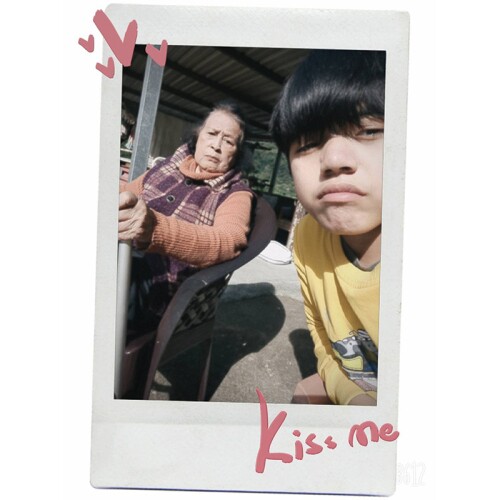 Yen Ju-Yu and their mother, Song, sitting looking at the camera for a photo