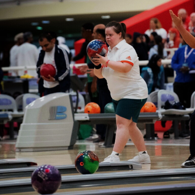 Young woman prepares to throw the ball. 