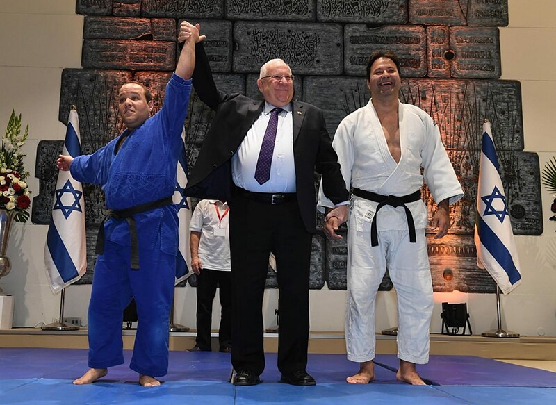 Athletes Arik Ze’evi and Levav Barkan pose with Israel’s President Reuven Rivlin.