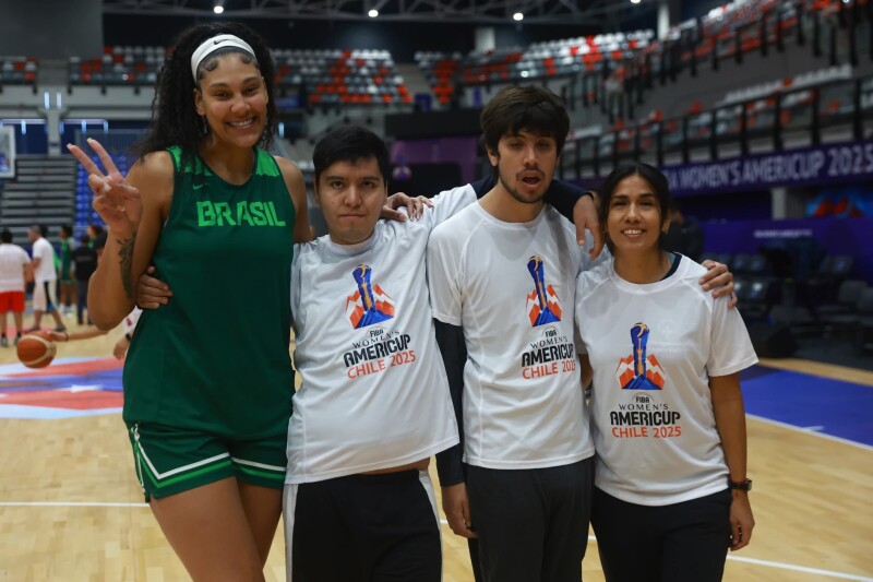 Grupo de jóvenes posando juntos en una cancha de baloncesto durante un evento deportivo, reflejando inclusión, convivencia y deporte unificado en el entorno de Olimpiadas Especiales.
