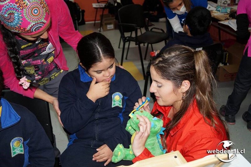 La Dra. Camila enseñando higiene dental a una pequeña paciente.