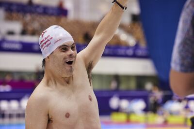 Special Olympics Portugal swimmer celebrating