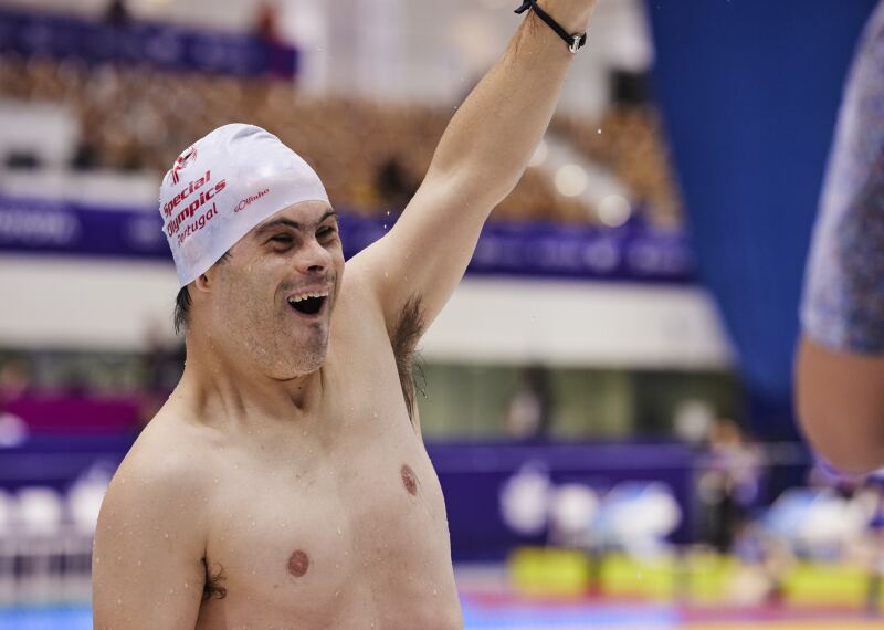 Special Olympics Portugal swimmer celebrating