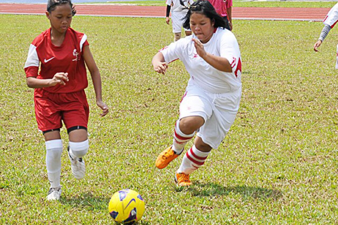 FemaleFootballersfromSOThailand-600px.jpg