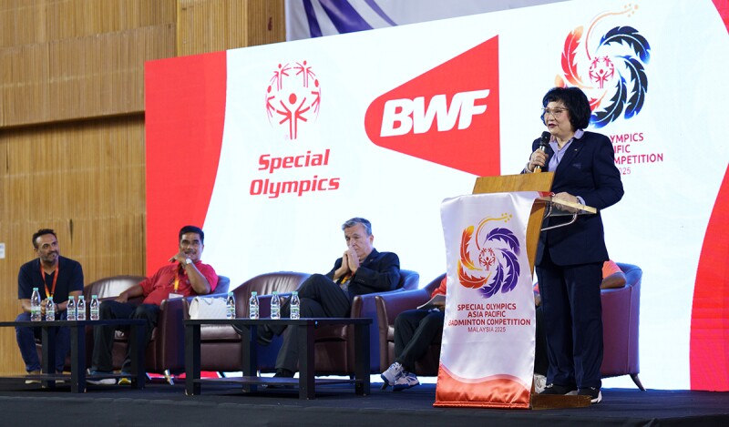 Khunying Patama Leeswadtrakul, presidente de la Federación Mundial de Bádminton (BWF), sube al escenario y pronuncia un discurso 