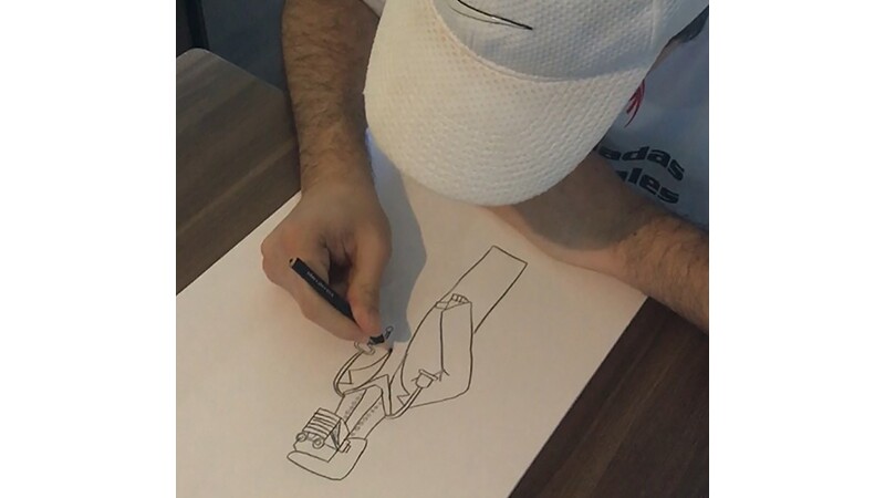 Isaac dibujando sus robots durante el Festival de Talento Olimpiadas Especiales América Latina 2020.