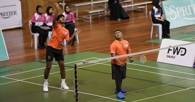 Personas con y sin discapacidad intelectual y del desarrollo juegan juntas al bádminton en la categoría de individuales y dobles de la competición regional de bádminton. 