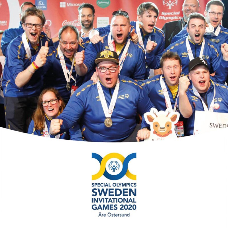 A group of Swedish athletes in a group cheering; at the bottom of the photo is the logo for Special Olympics Sweden Invitational Games 2020 Östersund and Åre