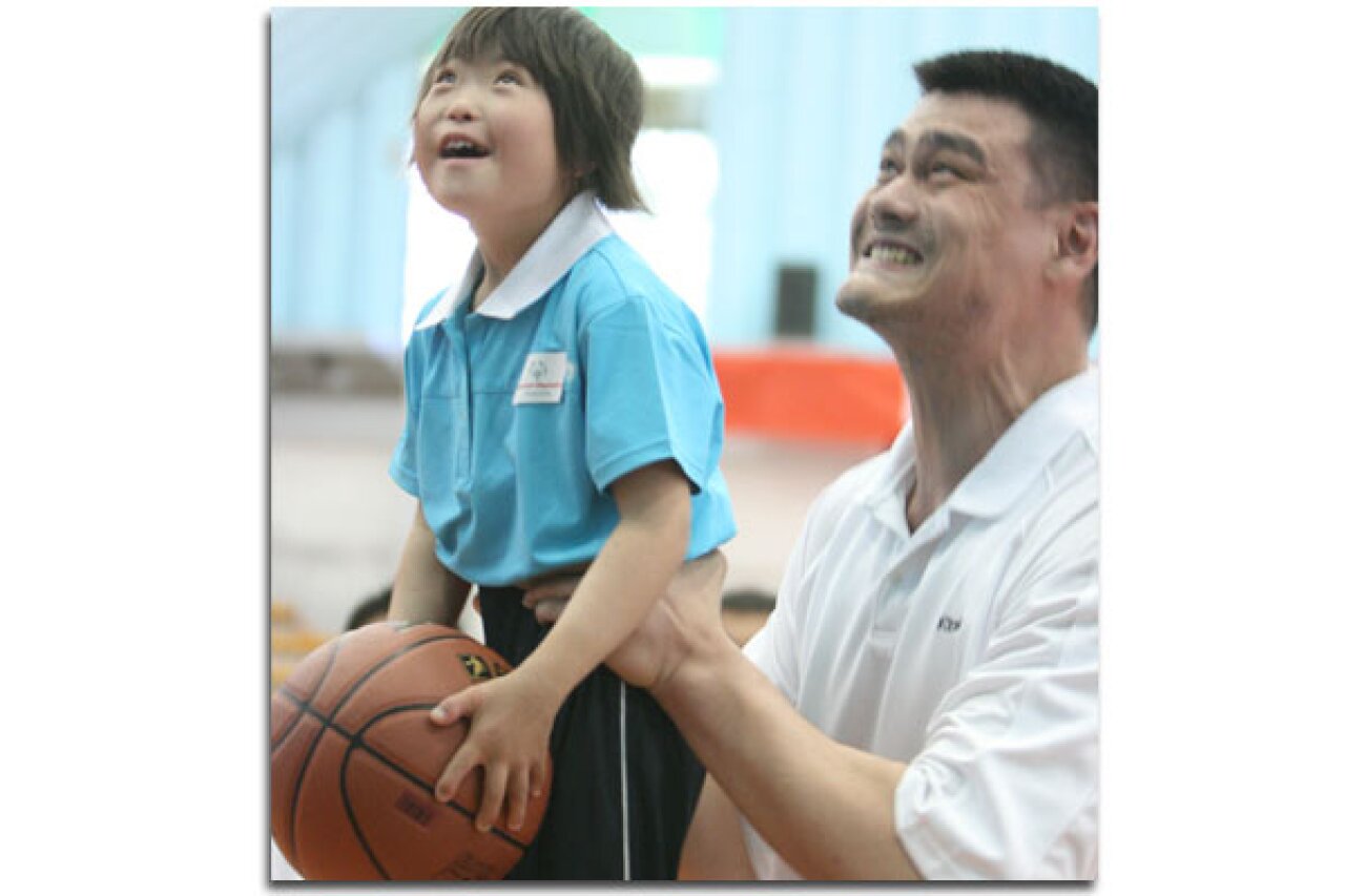 600x400-yao-ming-with-girl.jpg