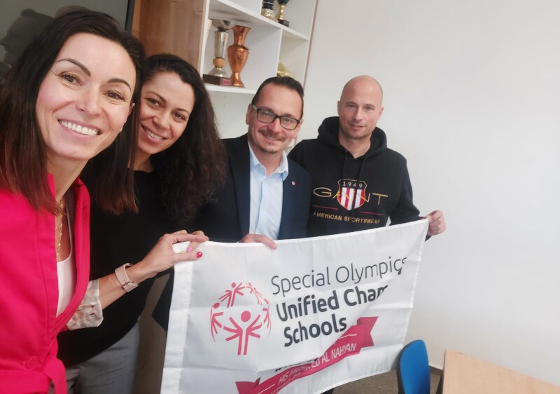 Špeciálny olympijský výbor Slovenska spolupracuje s Univerzitou Mateja Bjela a Univerzitou Komenského v Bratislave.