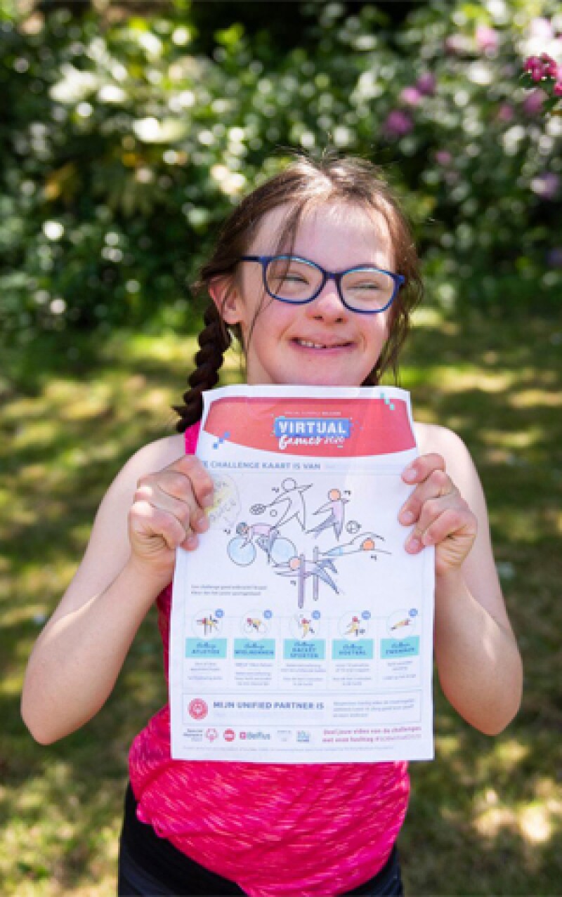 Alice Devooght, Young Athlete from Special Olympics Belgium, holding up an instructional sheet.