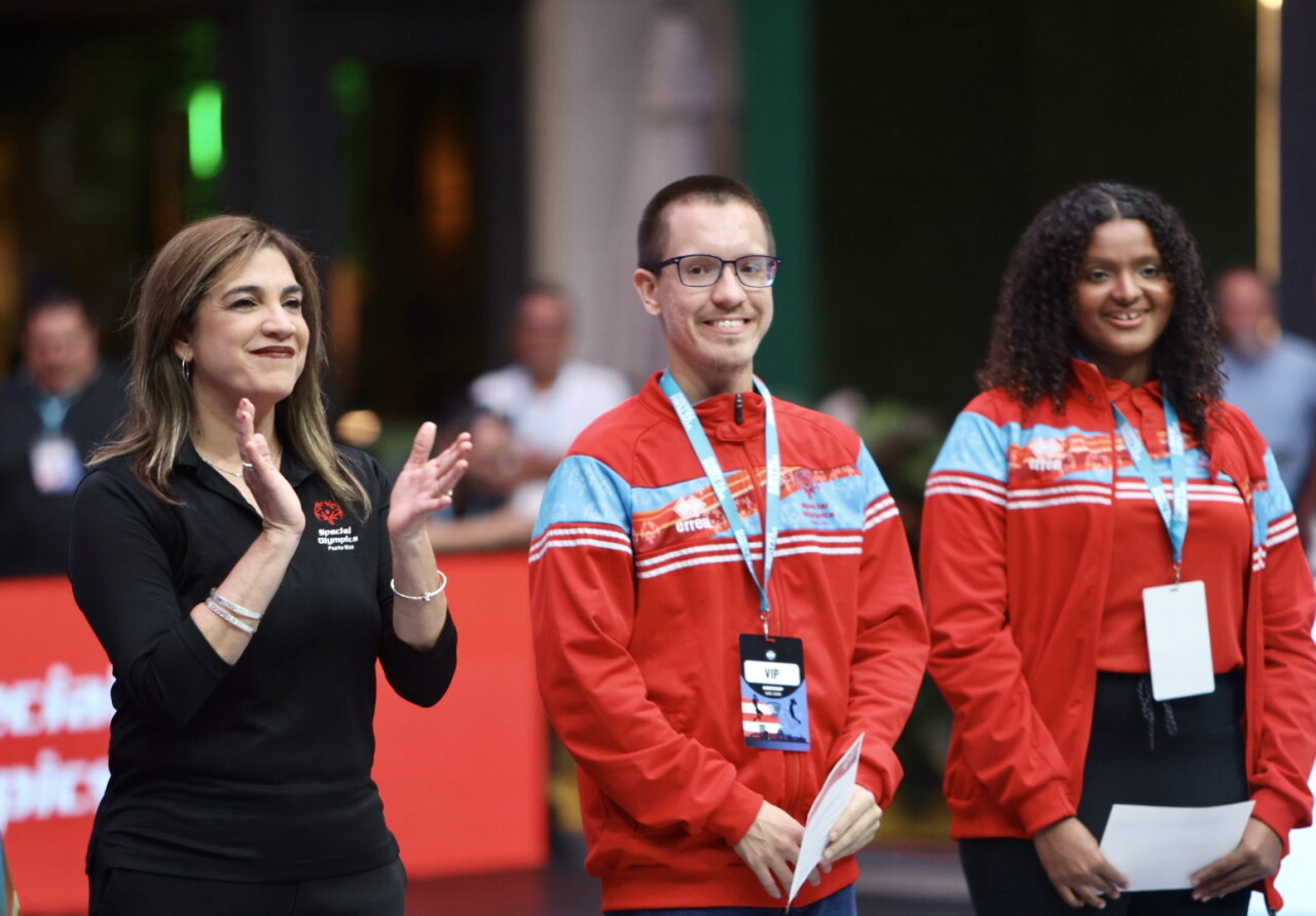 Dos mujeres y un hombre, miembros de Special Olympics Puerto Rico