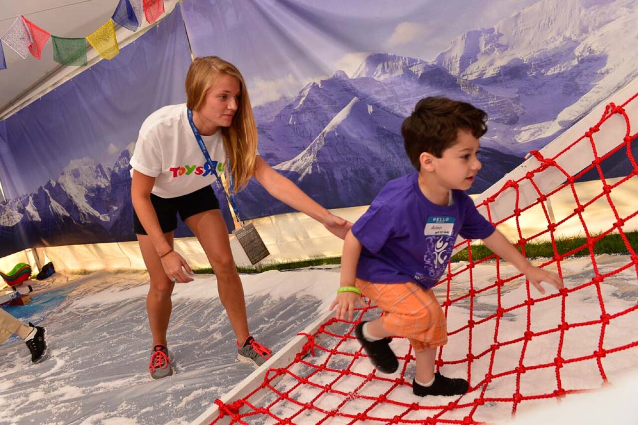 1000x667-Who-We-Are-Slide-toys-r-us-volunteer.jpg