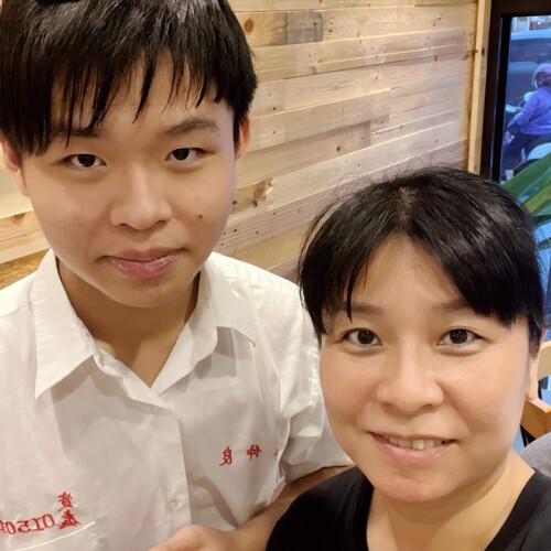 孫仲良/Sun Zhong Liang and his mother, 蕭珀如/Shiao Poru smiling for a selfie together