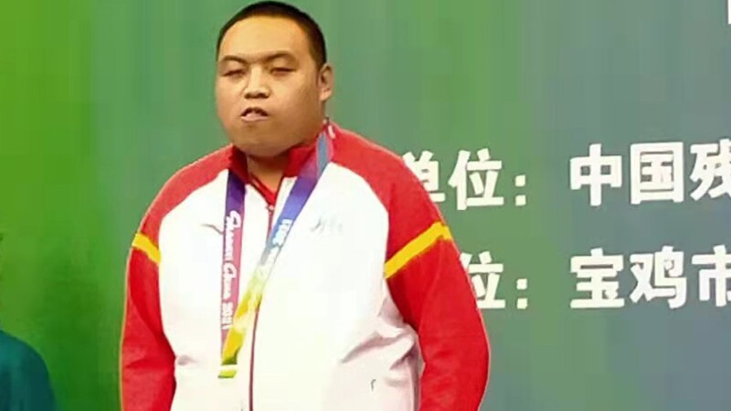 Xu with a medal around his neck. 