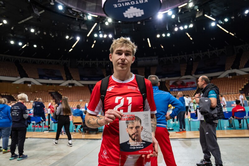 Krystian holds up a copy of his face and Tomasz Fornals