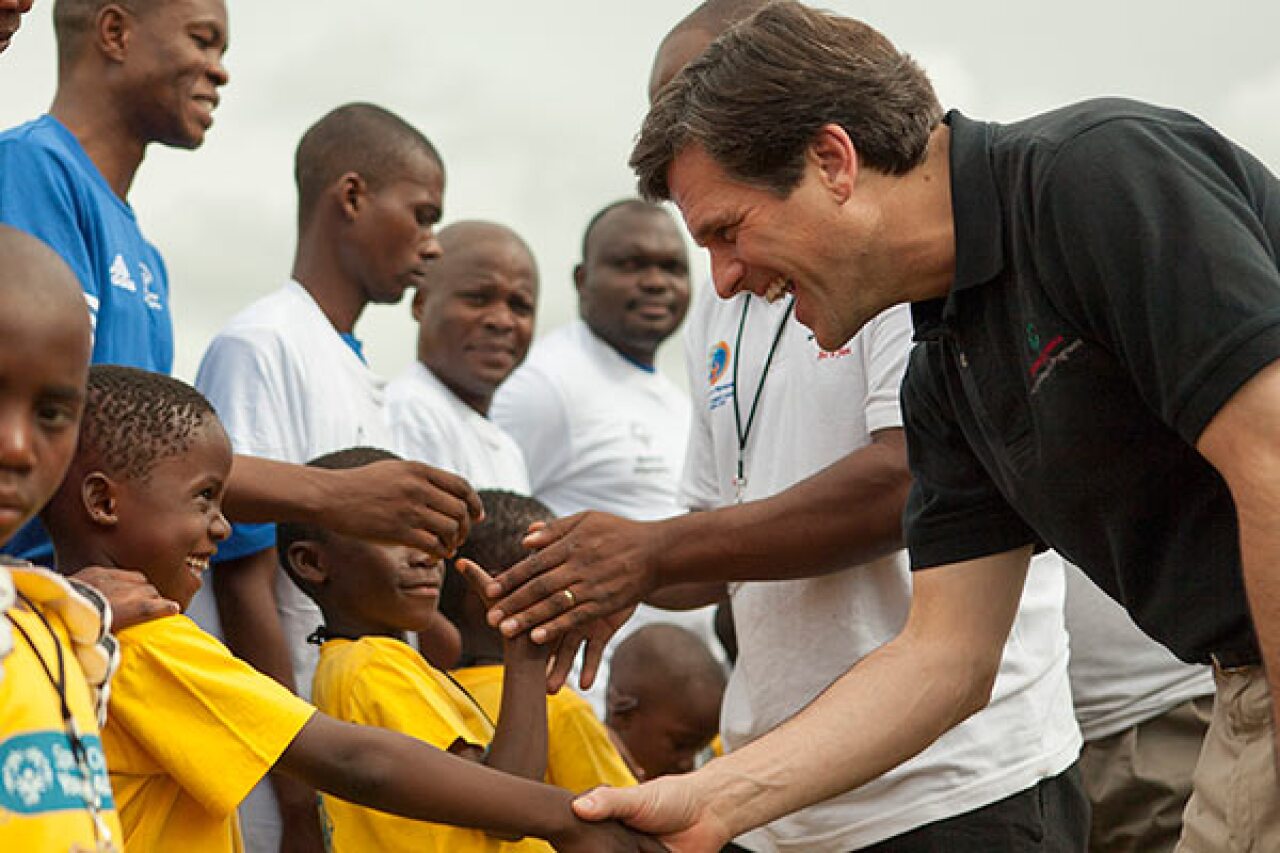 600x400-Tim-shakes-hands.jpg