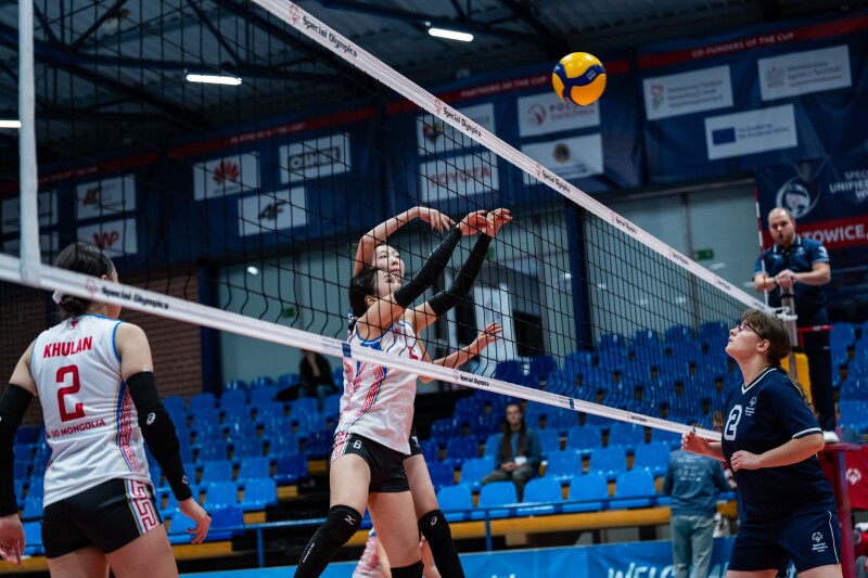 A Mongolian player hits the ball almost over the net towards Marija Kostić