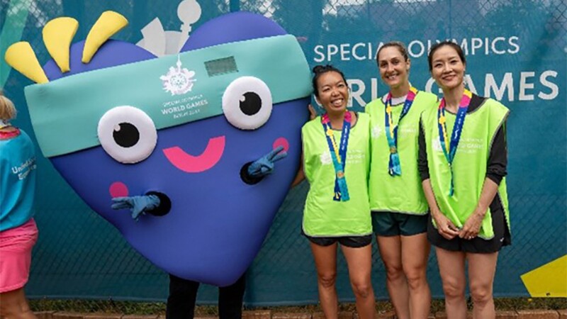Tennis players pose for photo with World Games mascot