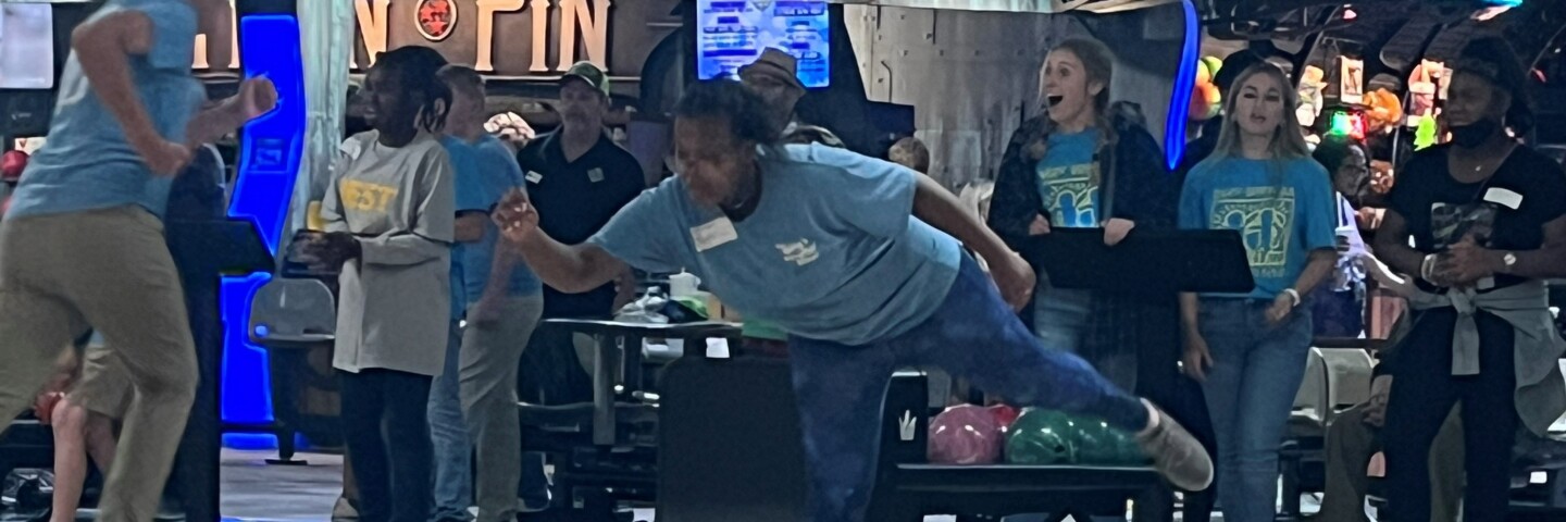 Male Beuker bowling