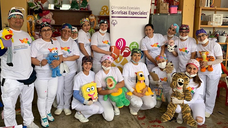Dra Denisse y su equipo, voluntarios médicos de Sonrisas Especiales - Atletas Saludables.jpg