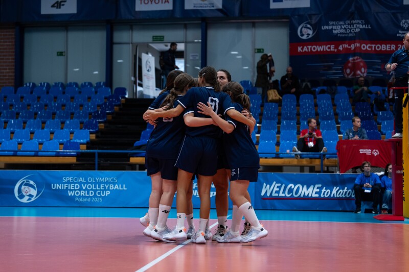 Serbia’s women’s team embrace one another on the court