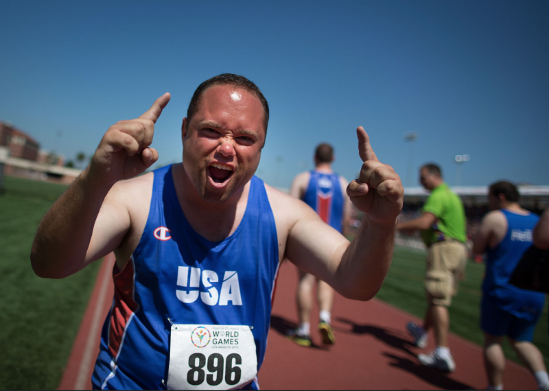 特奥运动员在场上庆祝
