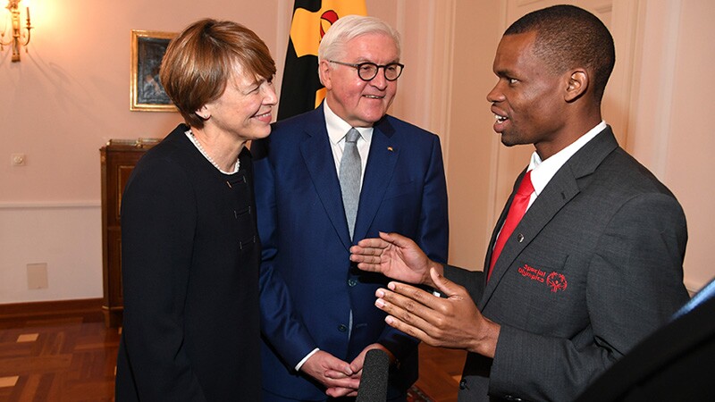 Nyasha speaking to Elke Büdenbender, First Lady of Germany and Frank-Walter Steinmeier, President of Germany.