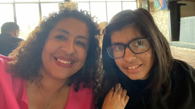 Madre e hija sonríen para una foto