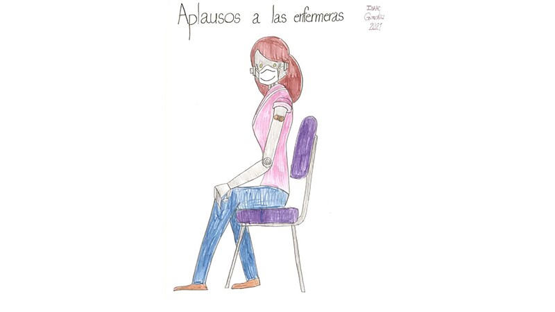 Una mujer robot recién vacunada está sentada sobre una silla.