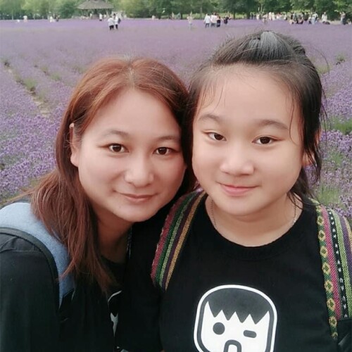 Jia-Sin Lu and her mom, Yu-Hsaun smiling in a selfie together