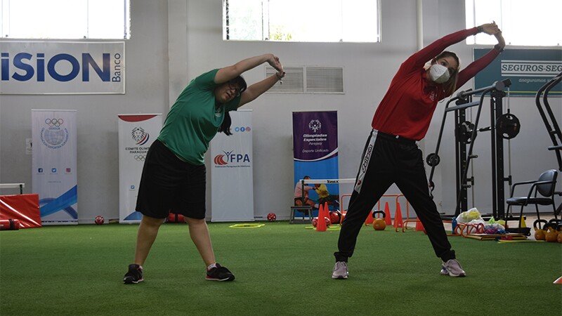 Atletas de Olimpiadas Especiales entrena junto a Mariza Karabia, Embajadora de Olimpiadas Especiales Paraguay y Atleta Olímpica.