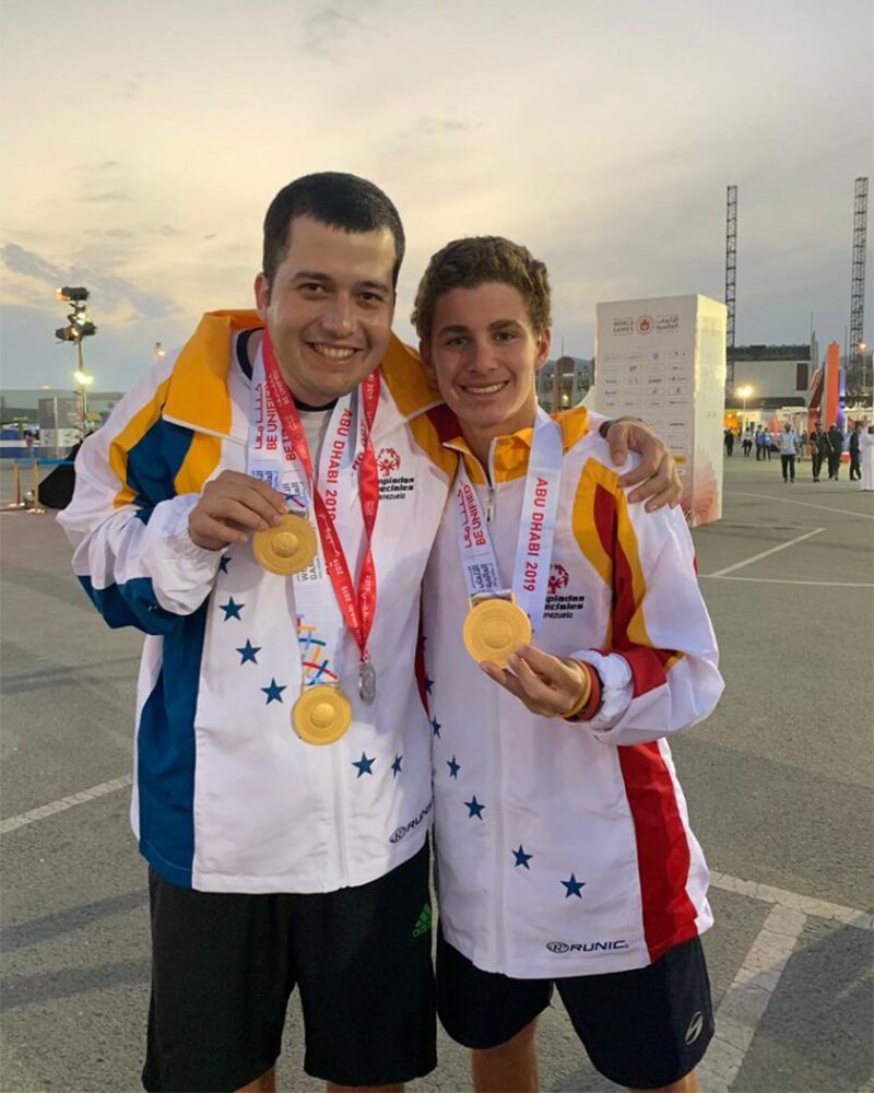 Isaac González y su Compañero Unificado Antonio Sinopoli posan con medallas ganadas en Juegos Mundiales Abu Dabi 2019.