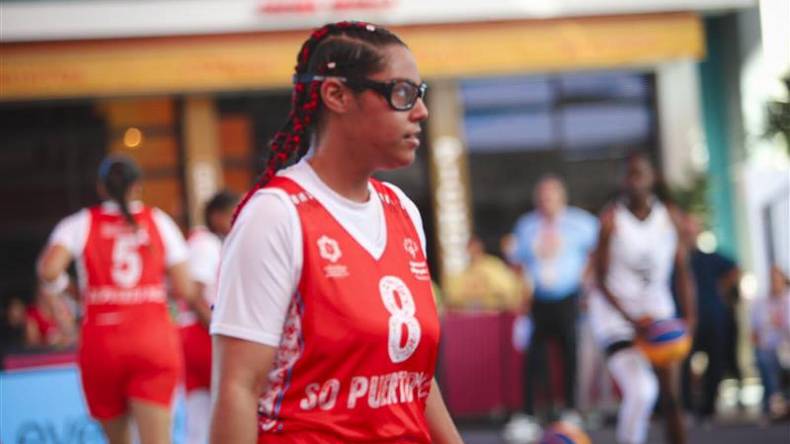 Joven mujer en la cancha de baloncesto 3x3